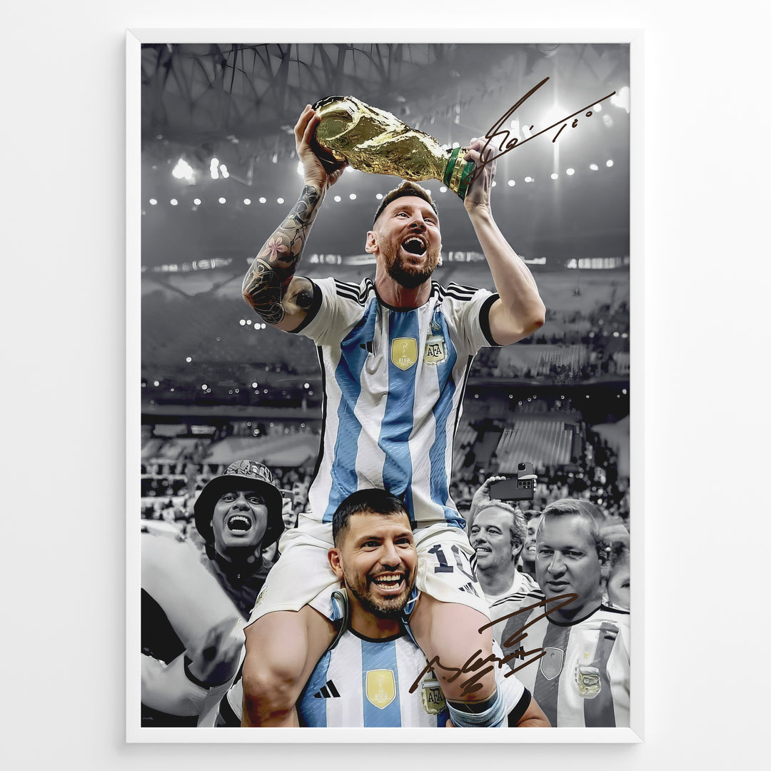 Lionel Messi fodbold plakat hvor han fejrer VM-sejr og løfter VM-trofæet i Argentinas blå og hvide landsholdstrøje.