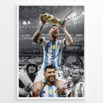 Indlæs billede til gallerivisning Lionel Messi fodbold plakat hvor han fejrer VM-sejr og løfter VM-trofæet i Argentinas blå og hvide landsholdstrøje.

