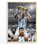 Indlæs billede til gallerivisning Lionel Messi fodbold plakat hvor han fejrer VM-sejr og løfter VM-trofæet i Argentinas blå og hvide landsholdstrøje.
