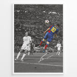 Indlæs billede til gallerivisning Plakat of Lionel Messi scoring a header in the 2009 Champions League Final in Barcelona kit, with printed signature and black-and-white background.
