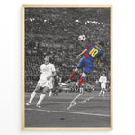 Indlæs billede til gallerivisning Plakat of Lionel Messi scoring a header in the 2009 Champions League Final in Barcelona kit, with printed signature and black-and-white background.

