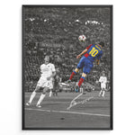 Indlæs billede til gallerivisning Plakat of Lionel Messi scoring a header in the 2009 Champions League Final in Barcelona kit, with printed signature and black-and-white background.

