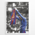 Indlæs billede til gallerivisning Plakat of Lionel Messi holding his Barcelona shirt after scoring against Real Madrid, with printed signature and black-and-white background.

