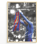 Indlæs billede til gallerivisning Plakat of Lionel Messi holding his Barcelona shirt after scoring against Real Madrid, with printed signature and black-and-white background.
