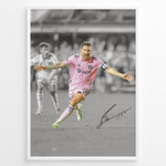 Indlæs billede til gallerivisning Plakat of Lionel Messi celebrating a goal in pink Inter Miami jersey, arms spread wide, with printed signature and black-and-white background.
