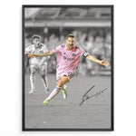 Indlæs billede til gallerivisning Plakat of Lionel Messi celebrating a goal in pink Inter Miami jersey, arms spread wide, with printed signature and black-and-white background.
