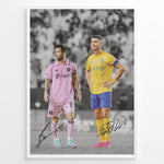 Indlæs billede til gallerivisning Plakat of Lionel Messi in pink Inter Miami jersey and Cristiano Ronaldo in yellow Al Nassr jersey, with printed signatures and black-and-white background.
