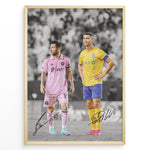 Indlæs billede til gallerivisning Plakat of Lionel Messi in pink Inter Miami jersey and Cristiano Ronaldo in yellow Al Nassr jersey, with printed signatures and black-and-white background.
