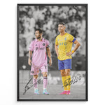 Indlæs billede til gallerivisning Plakat of Lionel Messi in pink Inter Miami jersey and Cristiano Ronaldo in yellow Al Nassr jersey, with printed signatures and black-and-white background.
