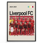 Indlæs billede til gallerivisning Holdfoto | Liverpool FC fodboldplakat 2024-2025 med røde spillertrøjer og ikonisk klubdesign – en stærk plakat til ægte fans.
