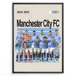 Indlæs billede til gallerivisning Manchester City FC holdfoto plakat | Spillerne står i lyseblå hjemmebanetrøjer 2024-2025 med intense udtryk og holdskjold.

