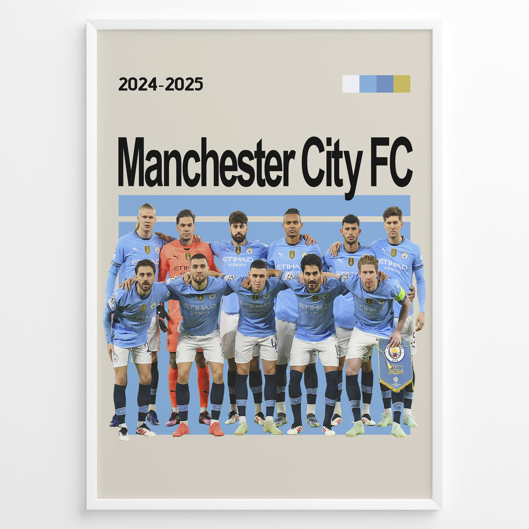 Manchester City FC holdfoto plakat | Spillerne står i lyseblå hjemmebanetrøjer 2024-2025 med intense udtryk og holdskjold.
