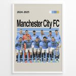 Indlæs billede til gallerivisning Manchester City FC holdfoto plakat | Spillerne står i lyseblå hjemmebanetrøjer 2024-2025 med intense udtryk og holdskjold.

