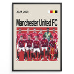 Indlæs billede til gallerivisning Manchester United FC holdfoto plakat | Spillerne i røde hjemmebanetrøjer 2024-2025 med holdskjold foran og fokuserede udtryk.
