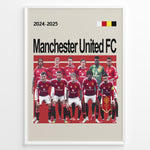 Indlæs billede til gallerivisning Manchester United FC holdfoto plakat | Spillerne i røde hjemmebanetrøjer 2024-2025 med holdskjold foran og fokuserede udtryk.
