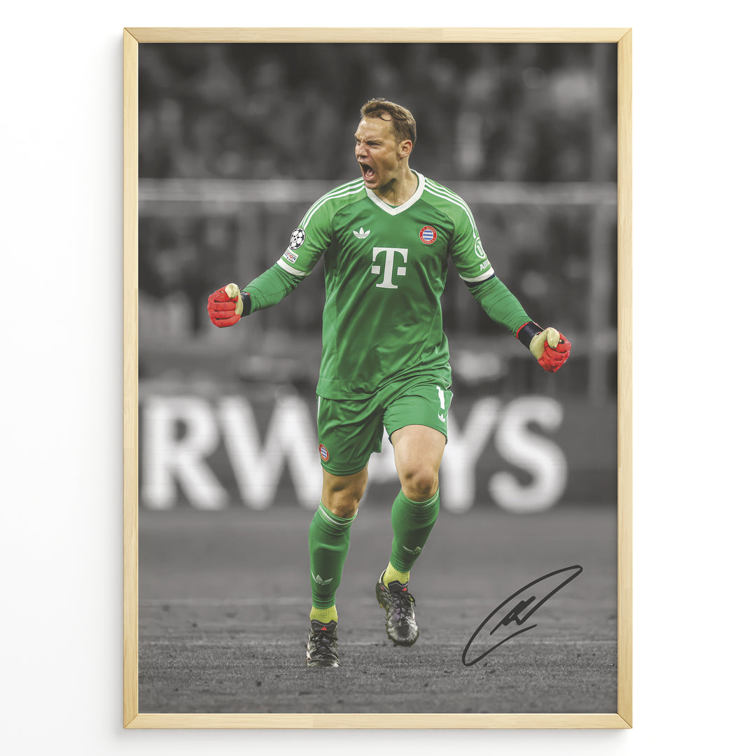 Manuel Neuer fodbold plakat hvor han jubler i Bayerns grønne målmandstrøje med røde handsker under Champions League kamp.