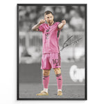 Indlæs billede til gallerivisning plakat of Lionel Messi in pink Inter Miami jersey pointing forward, with printed signature and black-and-white background.

