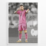 Indlæs billede til gallerivisning plakat of Lionel Messi in pink Inter Miami jersey pointing forward, with printed signature and black-and-white background.
