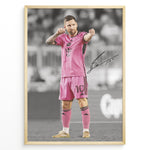 Indlæs billede til gallerivisning plakat of Lionel Messi in pink Inter Miami jersey pointing forward, with printed signature and black-and-white background.
