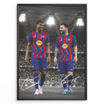 Indlæs billede til gallerivisning Lionel Messi og Lamine Yamal fodbold plakat hvor de går side om side i FC Barcelonas hjemmebanetrøje under stadionlys.
