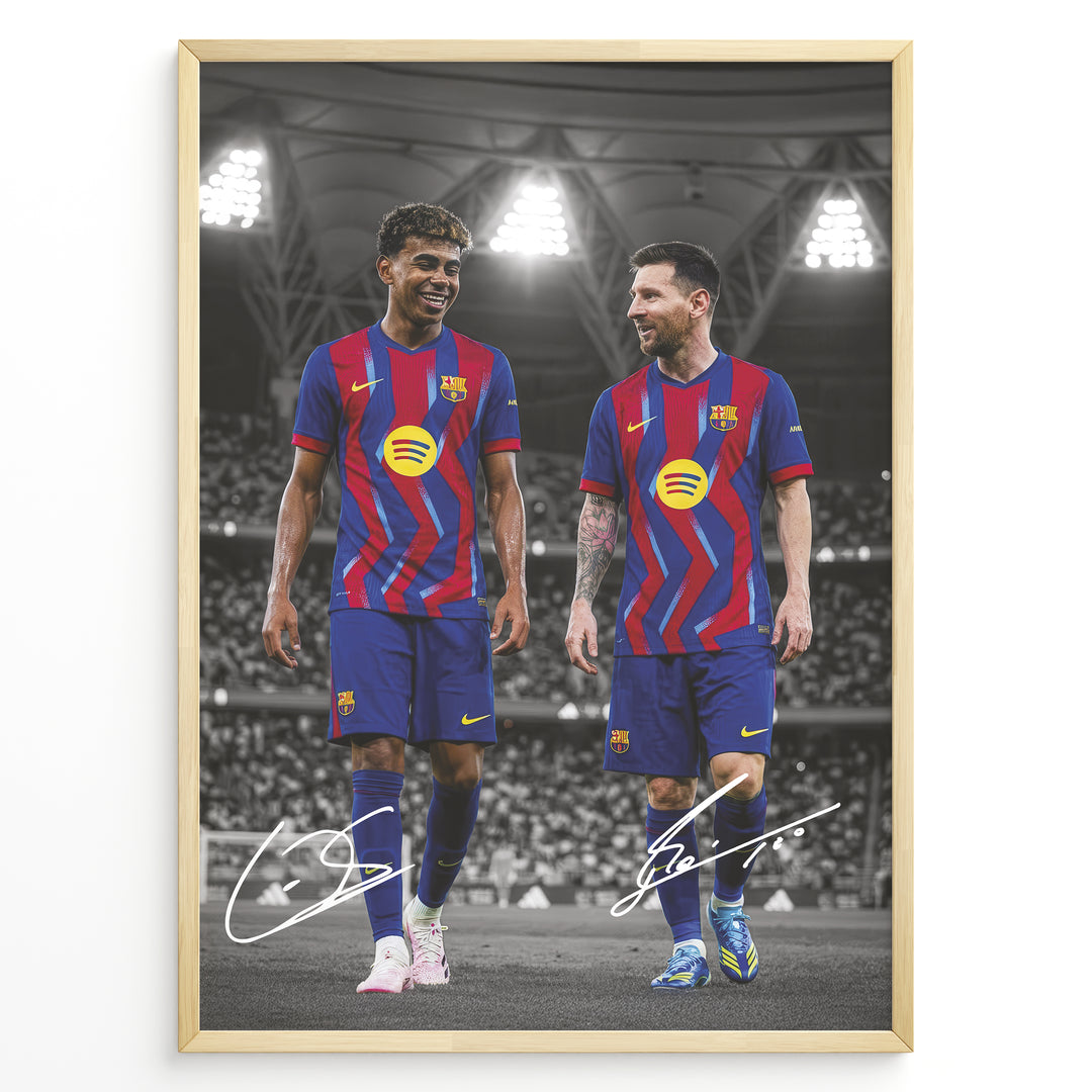 Lionel Messi og Lamine Yamal fodbold plakat hvor de går side om side i FC Barcelonas hjemmebanetrøje under stadionlys.