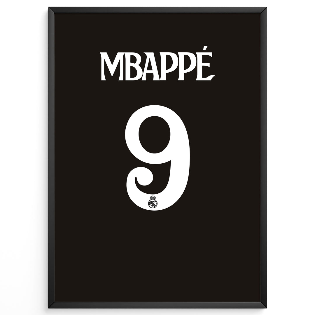 Kylian Mbappé Fodbold Plakat | Til Real Madrid Fans | Denne plakat viser Kylian Mbappé i en ikonisk Real Madrid trøje, klar til at score mål. Perfekt til fodboldfans og specielt Real Madrid entusiaster.