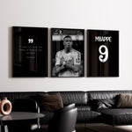 Indlæs billede til gallerivisning Kylian Mbappé Fodbold Plakat | Til Real Madrid Fans | Denne plakat viser Kylian Mbappé i en ikonisk Real Madrid trøje, klar til at score mål. Perfekt til fodboldfans og specielt Real Madrid entusiaster.
