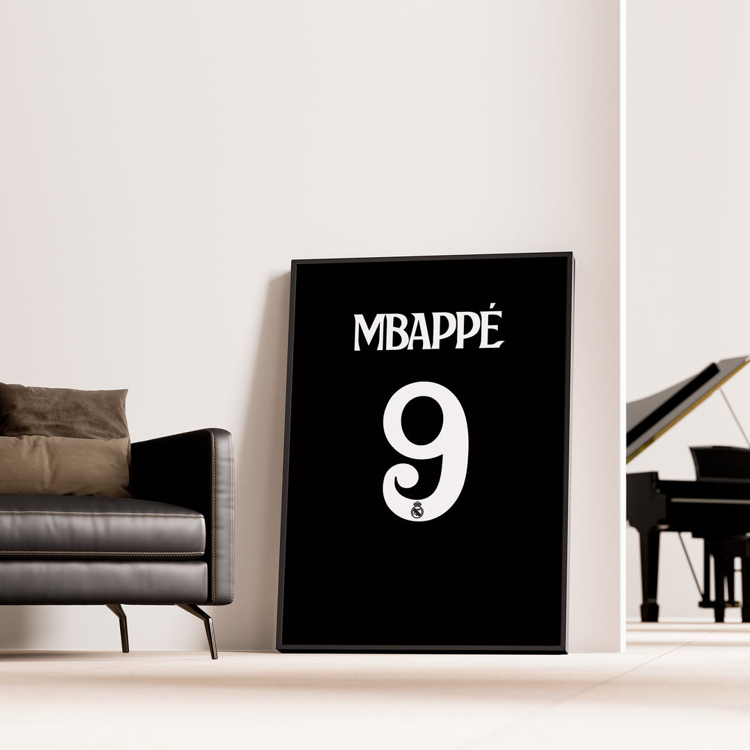 Kylian Mbappé Fodbold Plakat | Til Real Madrid Fans | Denne plakat viser Kylian Mbappé i en ikonisk Real Madrid trøje, klar til at score mål. Perfekt til fodboldfans og specielt Real Madrid entusiaster.