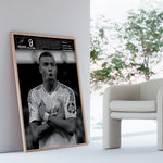 Indlæs billede til gallerivisning Kylian Mbappé Fodbold Plakat | Til Real Madrid Fans | Denne plakat viser Kylian Mbappé i en ikonisk Real Madrid trøje, klar til at score mål. Perfekt til fodboldfans og specielt Real Madrid entusiaster.
