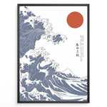 Indlæs billede til gallerivisning Japanske plakater | Minimalist poster of stylized ocean waves inspired by Hokusai&#39;s &quot;The Great Wave,&quot; with a red sun in the top right corner and Japanese characters on a white background.
