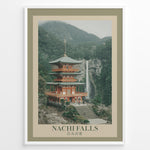 Indlæs billede til gallerivisning Japanske plakater | Poster of Seiganto-ji Temple with Nachi Falls in the background, surrounded by lush green mountains and traditional Japanese landscaping.
