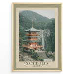 Indlæs billede til gallerivisning Japanske plakater | Poster of Seiganto-ji Temple with Nachi Falls in the background, surrounded by lush green mountains and traditional Japanese landscaping.

