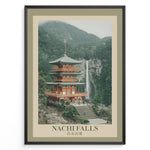 Indlæs billede til gallerivisning Japanske plakater | Poster of Seiganto-ji Temple with Nachi Falls in the background, surrounded by lush green mountains and traditional Japanese landscaping.
