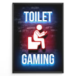 Indlæs billede til gallerivisning Toilet Gaming plakat | Neonmotiv af person på toilet med controller – sjov gamingkunst til badeværelset eller gamerhjørnet
