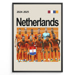 Indlæs billede til gallerivisning Netherlands holdfoto plakat | Hollandsk landshold 2024-2025 i orange hjemmebanetrøjer med holdskjold og stærke udtryk.
