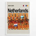 Indlæs billede til gallerivisning Netherlands holdfoto plakat | Hollandsk landshold 2024-2025 i orange hjemmebanetrøjer med holdskjold og stærke udtryk.
