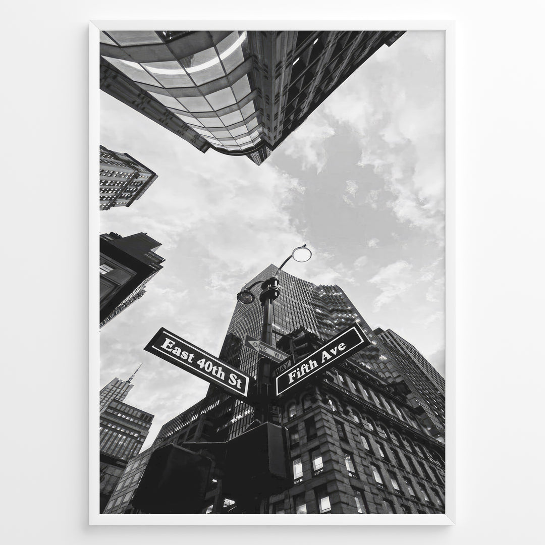 Fashion Plakat | New York City Street View – Fifth Avenue and East 40th Street in Black and White Plakaty.dk | Black and white photo of the Fifth Avenue and East 40th Street intersection in New York City with towering skyscrapers and a streetlamp