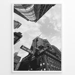 Indlæs billede til gallerivisning Fashion Plakat | New York City Street View – Fifth Avenue and East 40th Street in Black and White Plakaty.dk | Black and white photo of the Fifth Avenue and East 40th Street intersection in New York City with towering skyscrapers and a streetlamp
