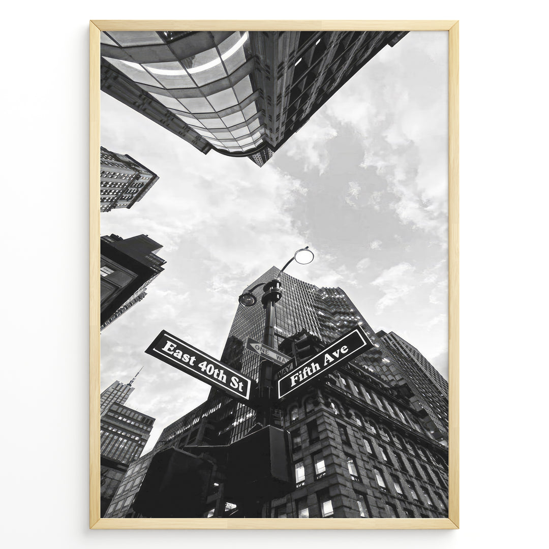 Fashion Plakat | New York City Street View – Fifth Avenue and East 40th Street in Black and White Plakaty.dk | Black and white photo of the Fifth Avenue and East 40th Street intersection in New York City with towering skyscrapers and a streetlamp