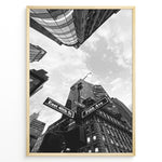 Indlæs billede til gallerivisning Fashion Plakat | New York City Street View – Fifth Avenue and East 40th Street in Black and White Plakaty.dk | Black and white photo of the Fifth Avenue and East 40th Street intersection in New York City with towering skyscrapers and a streetlamp
