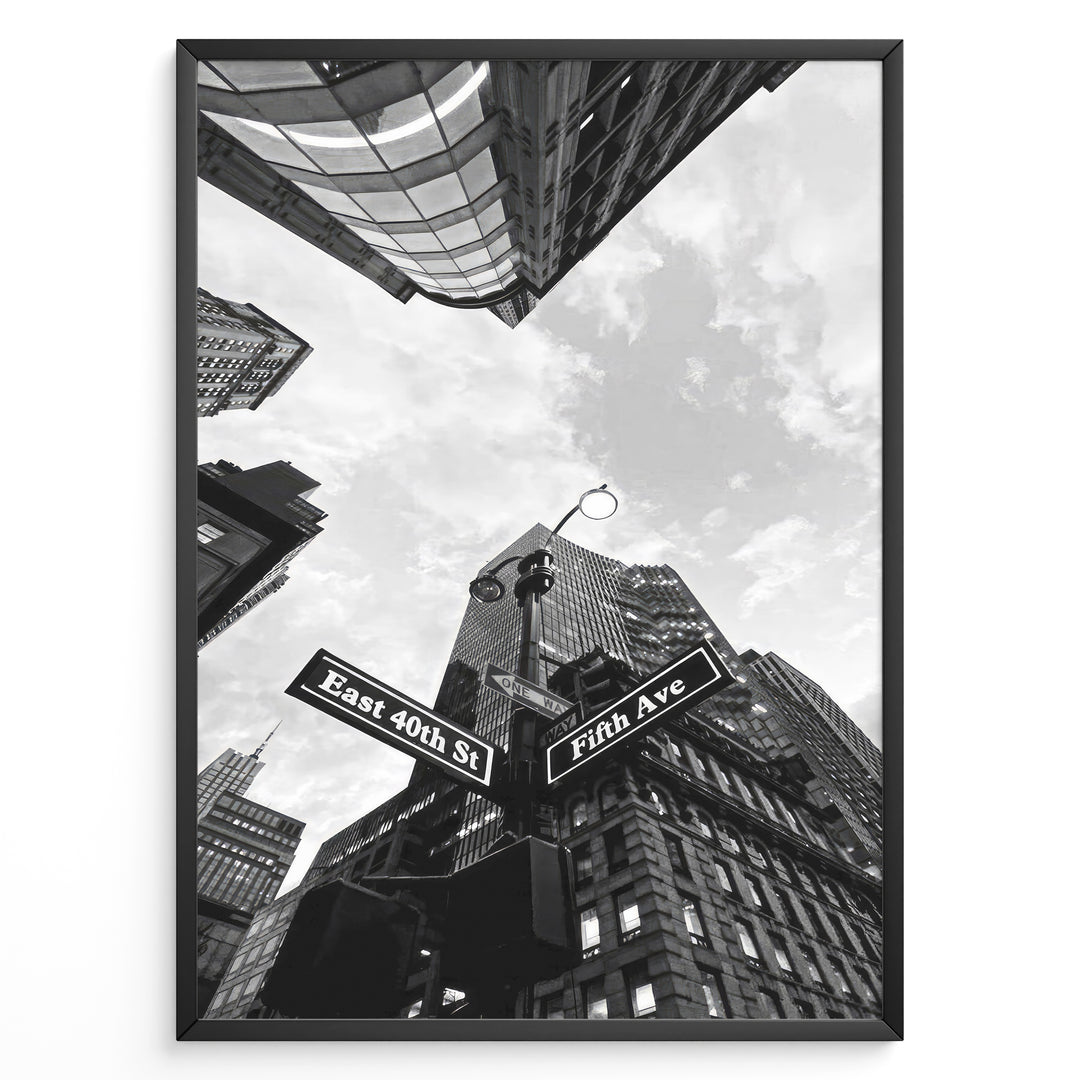 Fashion Plakat | New York City Street View – Fifth Avenue and East 40th Street in Black and White Plakaty.dk | Black and white photo of the Fifth Avenue and East 40th Street intersection in New York City with towering skyscrapers and a streetlamp