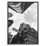 Indlæs billede til gallerivisning Fashion Plakat | New York City Street View – Fifth Avenue and East 40th Street in Black and White Plakaty.dk | Black and white photo of the Fifth Avenue and East 40th Street intersection in New York City with towering skyscrapers and a streetlamp
