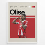 Indlæs billede til gallerivisning Michael Olise fodbold plakat i Bayern Münchens røde hjemmebanetrøje med moderne stilrent design
