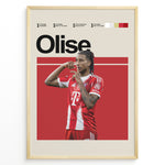 Indlæs billede til gallerivisning Michael Olise fodbold plakat i Bayern Münchens røde hjemmebanetrøje med moderne stilrent design
