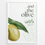 Indlæs billede til gallerivisning Oliven plakat med botanisk illustration og engelsk samt arabisk typografi inspireret af Koranens frugter

