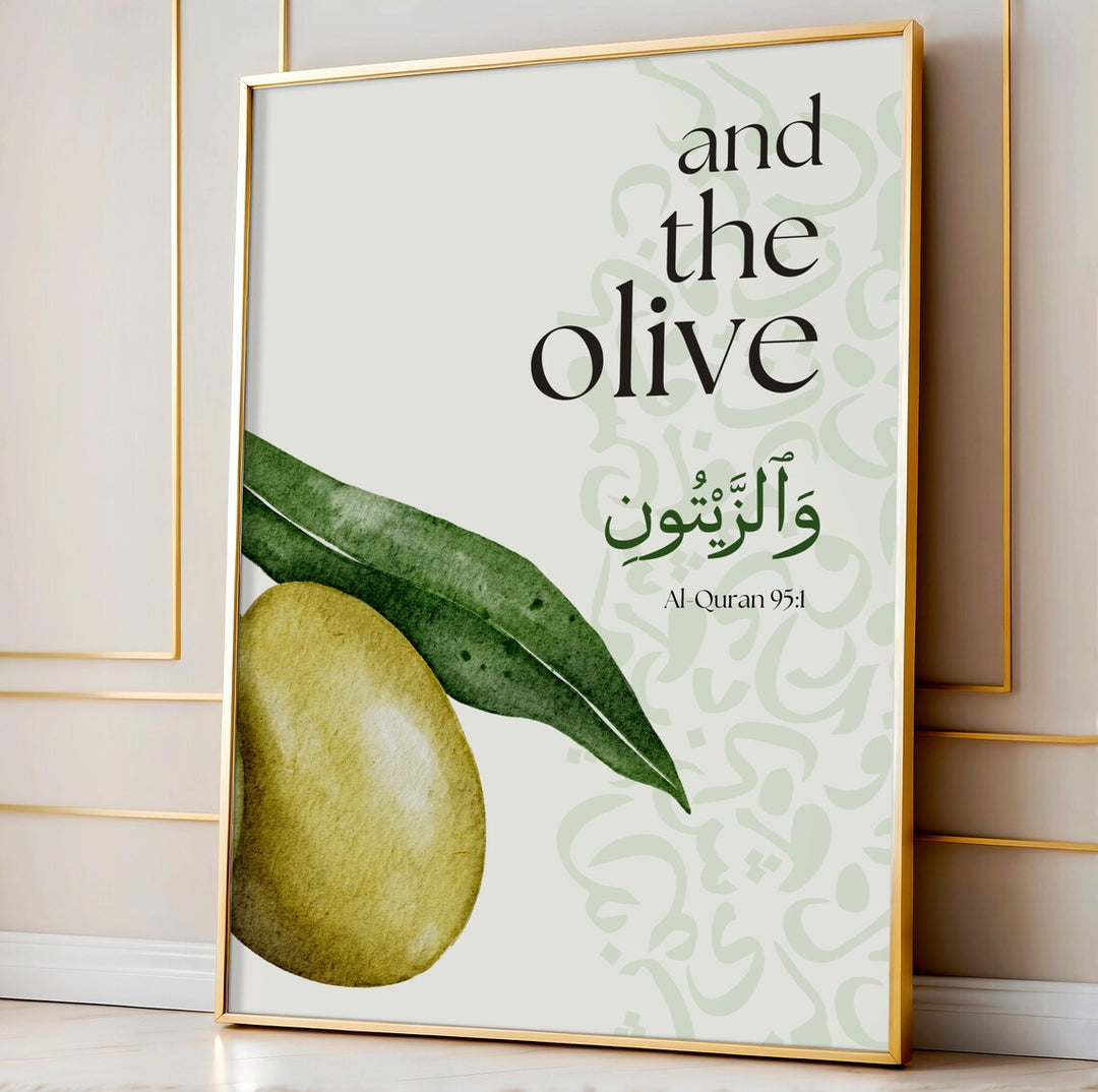 Oliven plakat med botanisk illustration og engelsk samt arabisk typografi inspireret af Koranens frugter