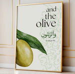 Indlæs billede til gallerivisning Oliven plakat med botanisk illustration og engelsk samt arabisk typografi inspireret af Koranens frugter
