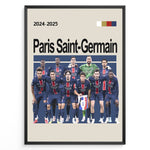 Indlæs billede til gallerivisning Paris Saint-Germain holdfoto plakat | PSG 2024-2025 i mørkeblå hjemmebanetrøjer med røde og hvide striber og spillere i klar formation.
