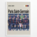 Indlæs billede til gallerivisning Paris Saint-Germain holdfoto plakat | PSG 2024-2025 i mørkeblå hjemmebanetrøjer med røde og hvide striber og spillere i klar formation.
