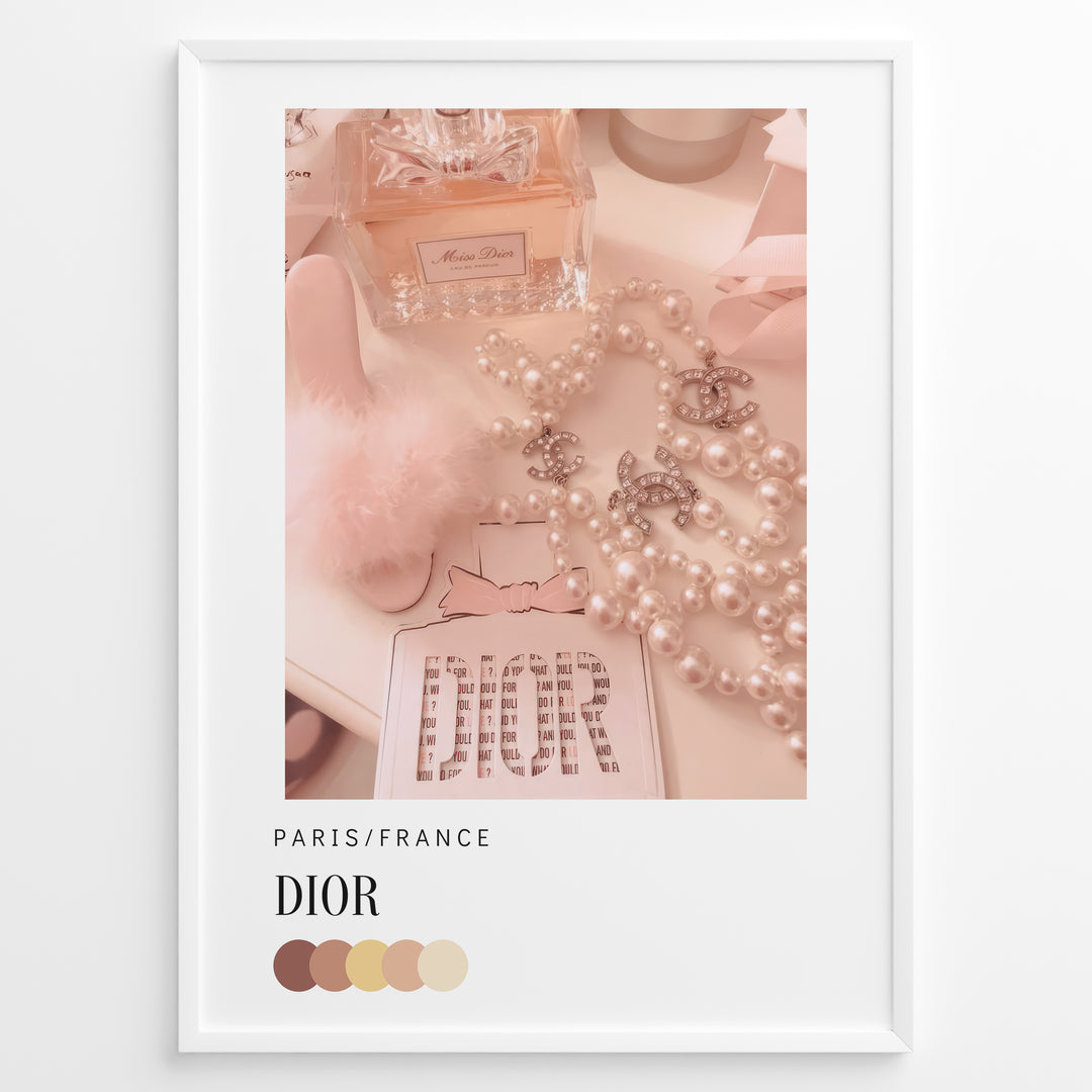 Fashion Plakat | Parisian Luxury Flat Lay – Dior & Chanel Pink Aesthetic Plakaty.dk | Flat lay image with Miss Dior perfume, Chanel pearl necklaces, pink accessories, and a soft pink color palette labeled “Paris/France Dior”.